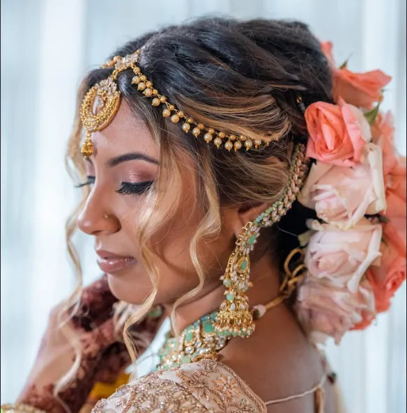 Bride with fresh flowers and a gold matha patti